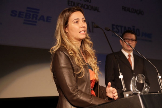 Taciana Kalili, dona da Brigaderia, recebeu o troféu de vencedora da categoria Negócios Inovadores